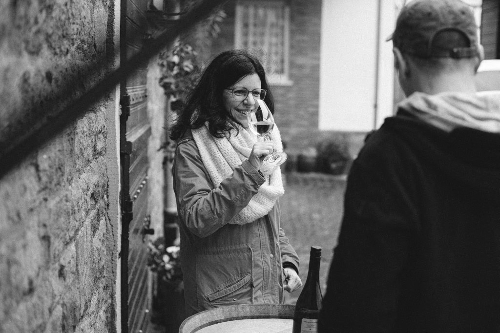 Winzerin Christine Dexheimer mit Weinglas